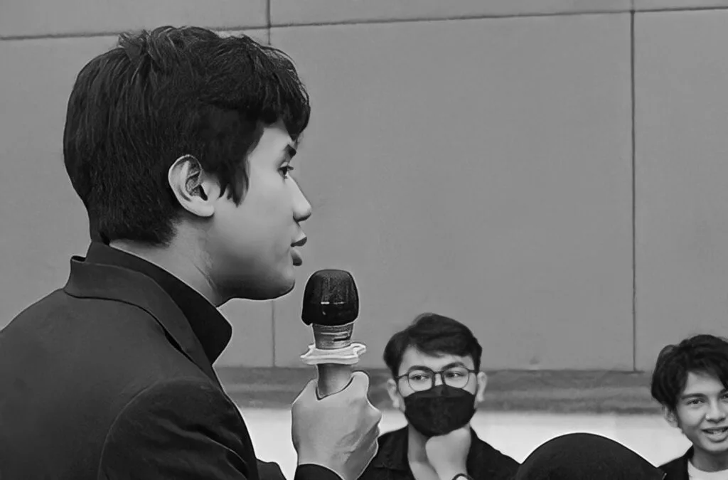 Aqeel speaking to a room of marketers